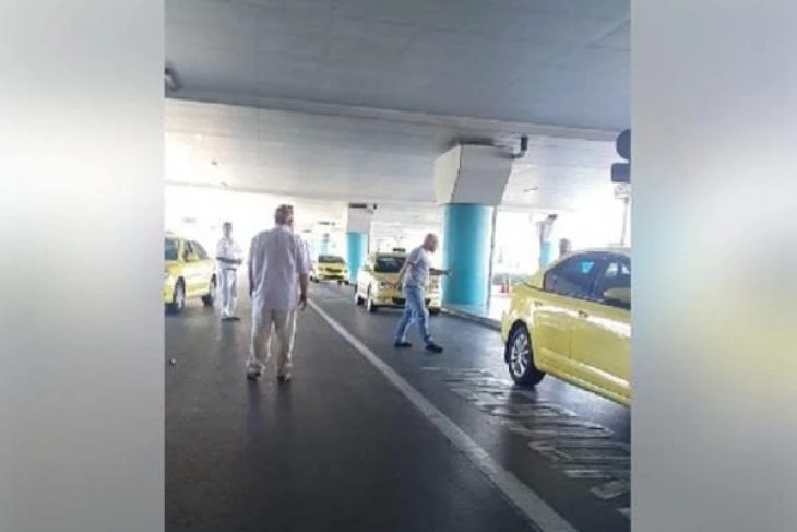 Ελ. Βενιζέλος: Οδηγοί ταξί έπαιξαν ξύλο για μια θέση στην πιάτσα (βίντεο)